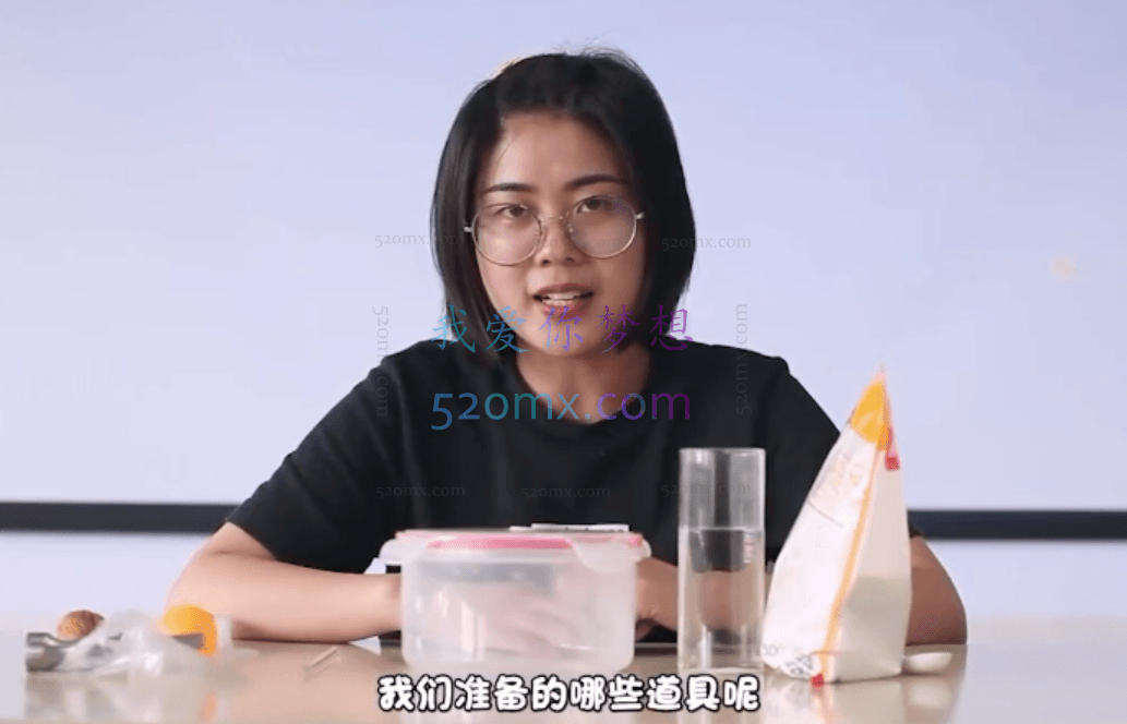 少年得到《30个在家就能做的科学实验课》